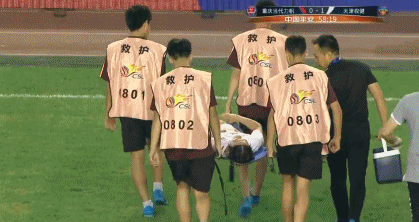 第48分钟,在中场的拼抢中,彭欣力背后踢倒了权健的张修维,张修维痛苦