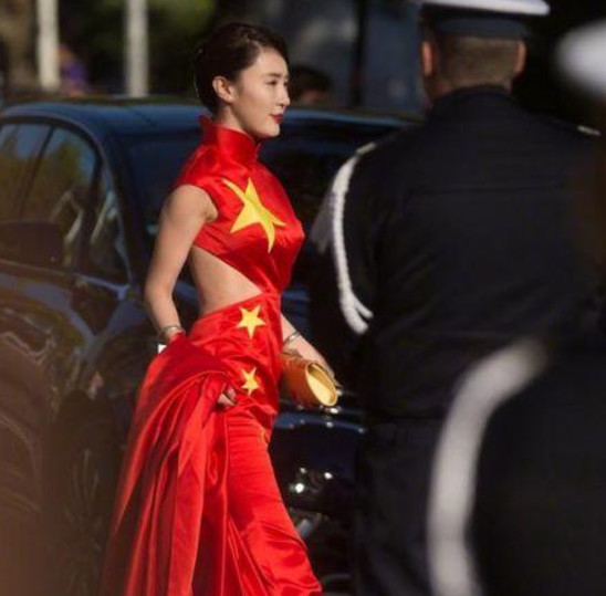 媒体发文狠批网红“蹭红毯”：不配这身国旗装（图） - 1