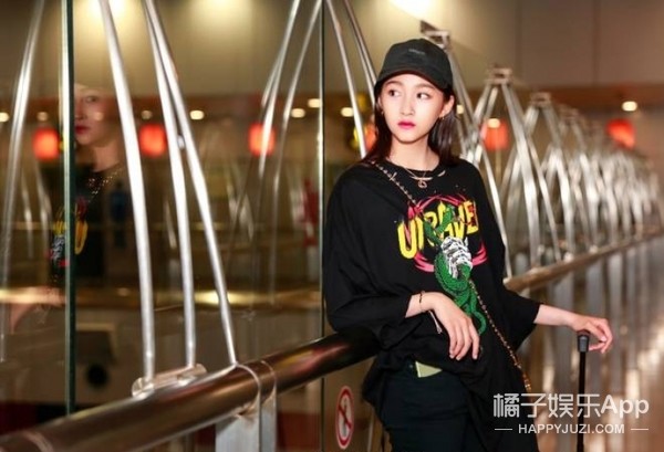 关晓彤启程戛纳，黑T破洞裤就是一个大写的酷！