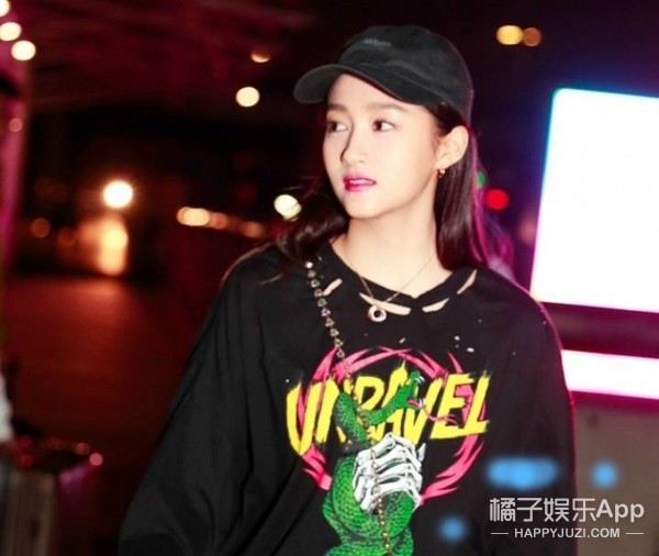 关晓彤启程戛纳，黑T破洞裤就是一个大写的酷！