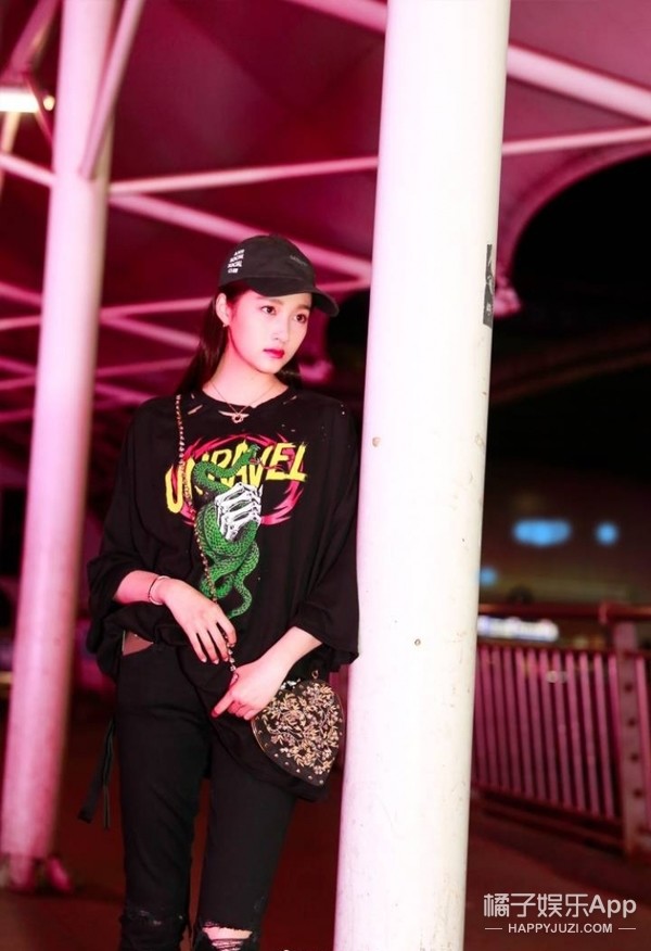 关晓彤启程戛纳，黑T破洞裤就是一个大写的酷！