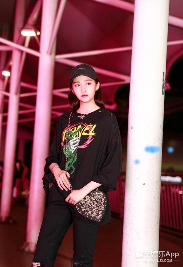 关晓彤启程戛纳，黑T破洞裤就是一个大写的酷！