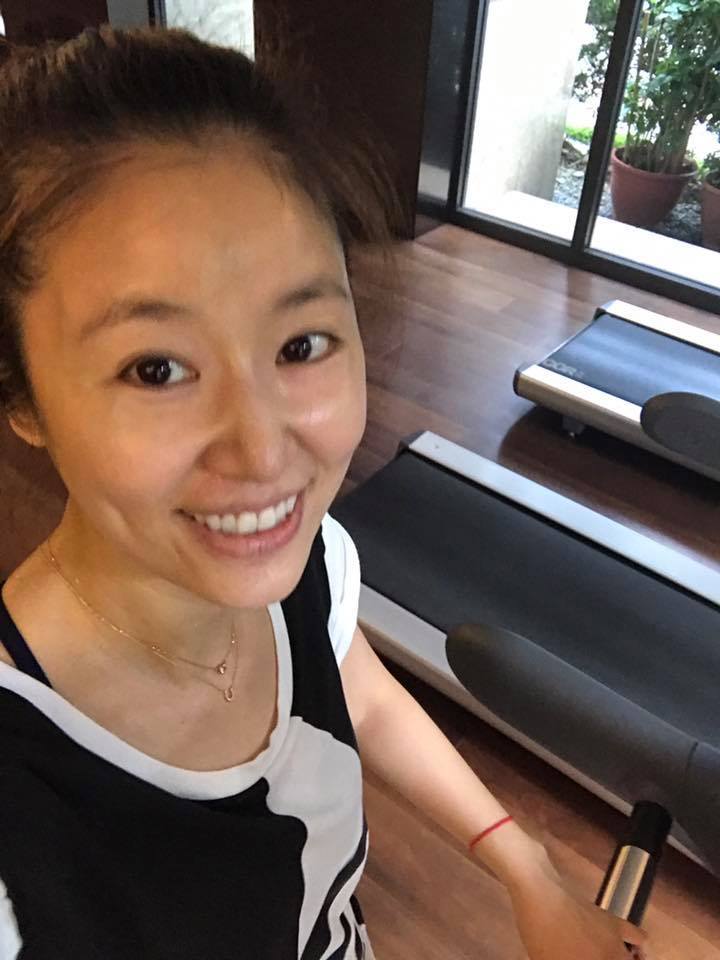 林心如晒侧身照3连拍 恢复纤细少女身材(图)