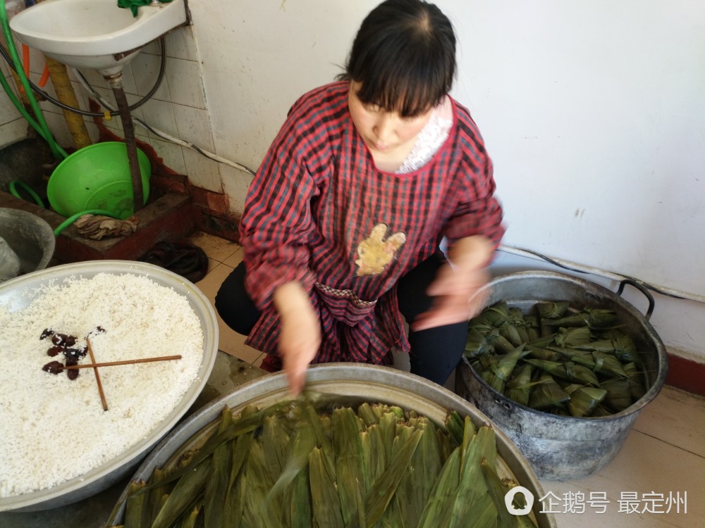 河北手工包粽子端午节一天能卖上1万个