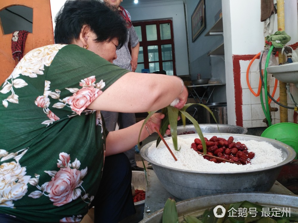 河北手工包粽子端午节一天能卖上1万个