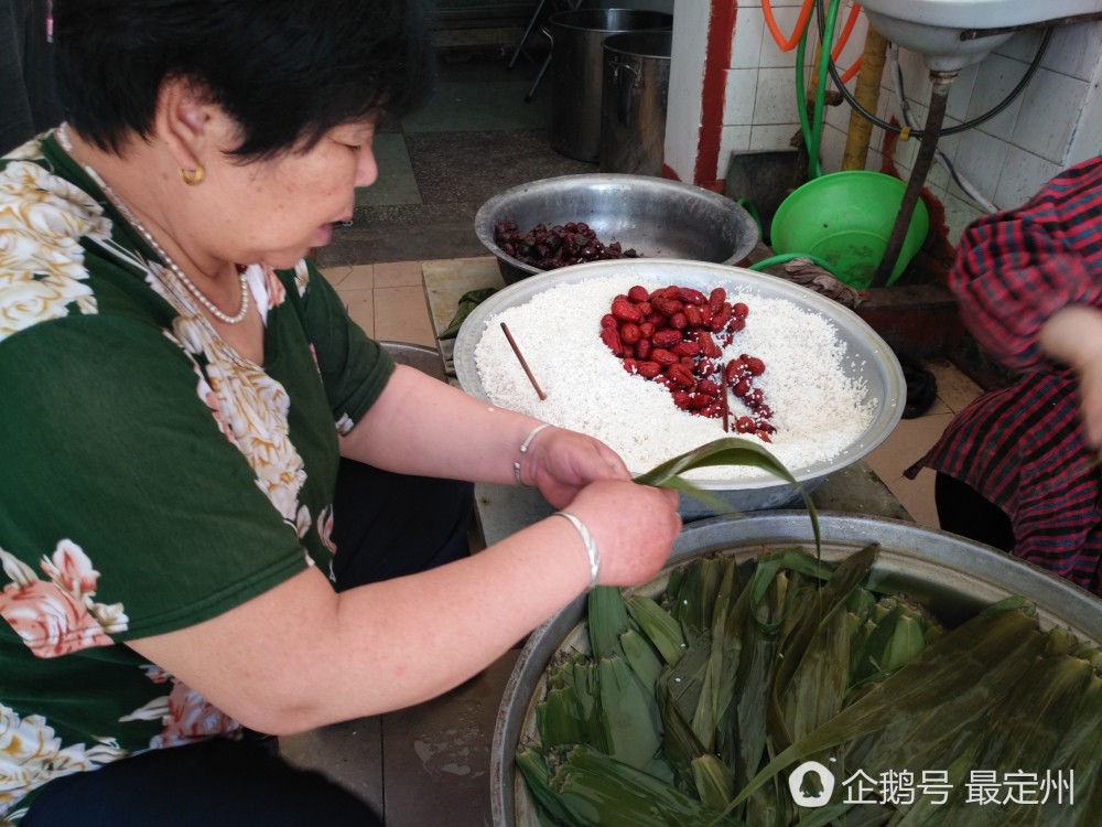 河北手工包粽子端午节一天能卖上1万个