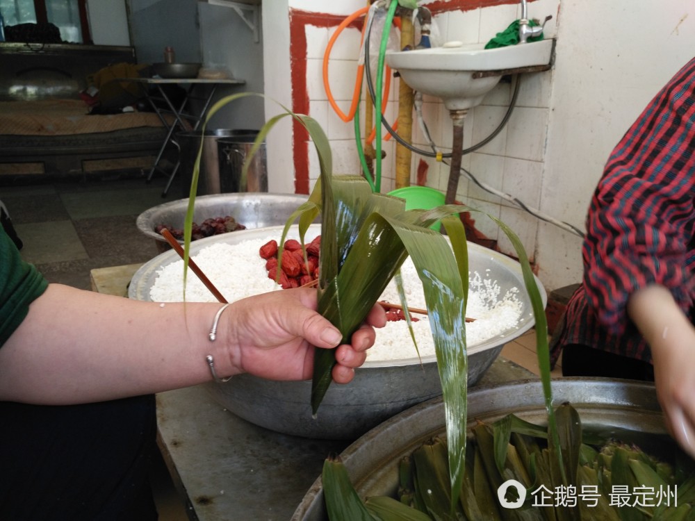 河北手工包粽子端午节一天能卖上1万个