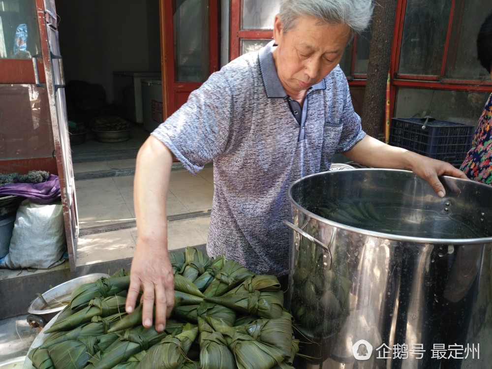 河北手工包粽子端午节一天能卖上1万个