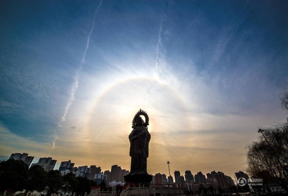 图为武汉归元寺大佛上空现日晕景观,如"佛光"显现美轮美奂.