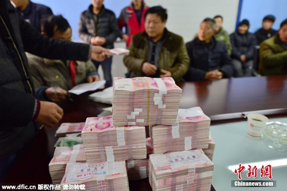上海施工单位堆百万现金给工人发工资