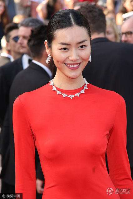 刘雯走戛纳红毯 一袭红裙疑真空上阵(组图)