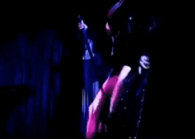 在香槟浴之后,她开始表演滑稽歌舞杂剧,这个近乎失传的艺术经过dita