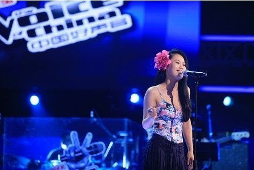 因为自己的音乐梦想坚持来带《中国好声音》第三期的舞台上,和自己的