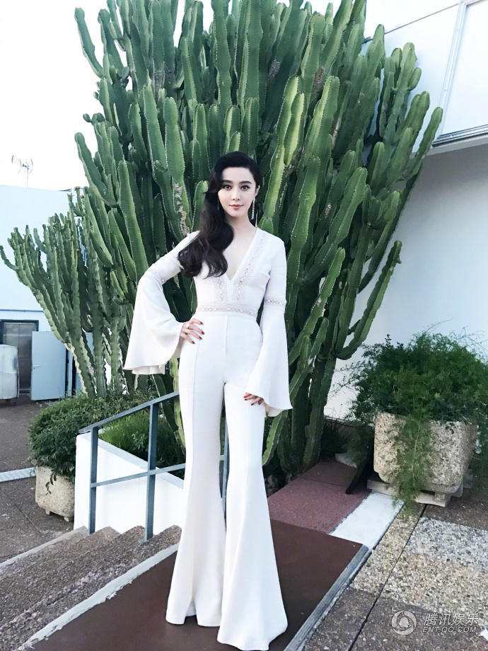 高清:范冰冰一袭白色套装亮相 大长腿逆天了