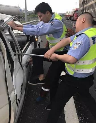 浙江一名交警加班执勤时被撞 医生妻子含泪抢