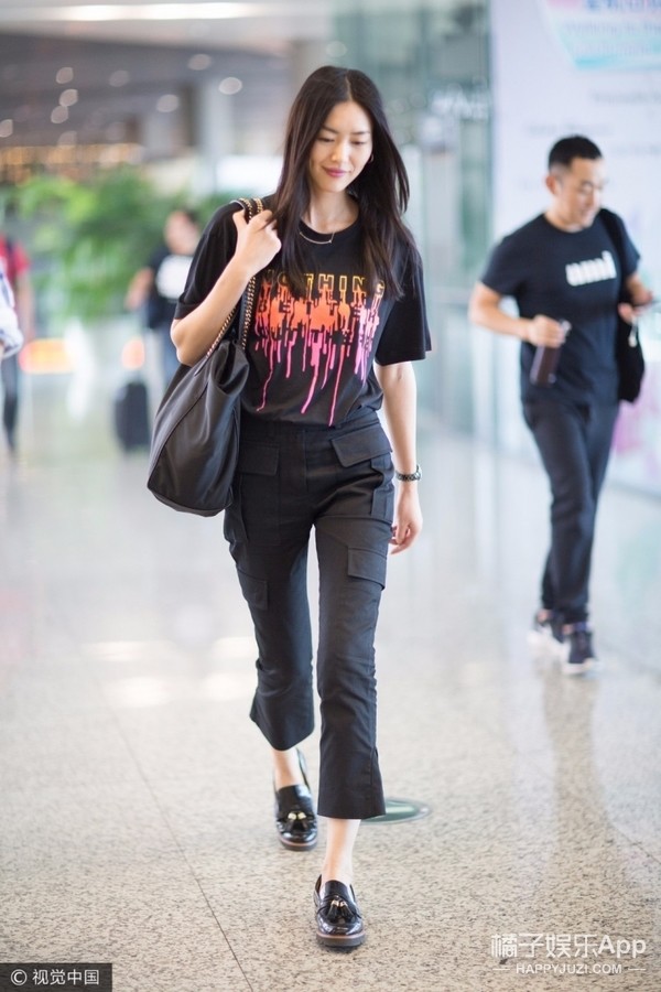 大表姐刘雯机场现身机场,全黑私服搭配爽朗笑
