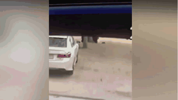 举动手机引去闪电 情侣素阳天突遭雷劈