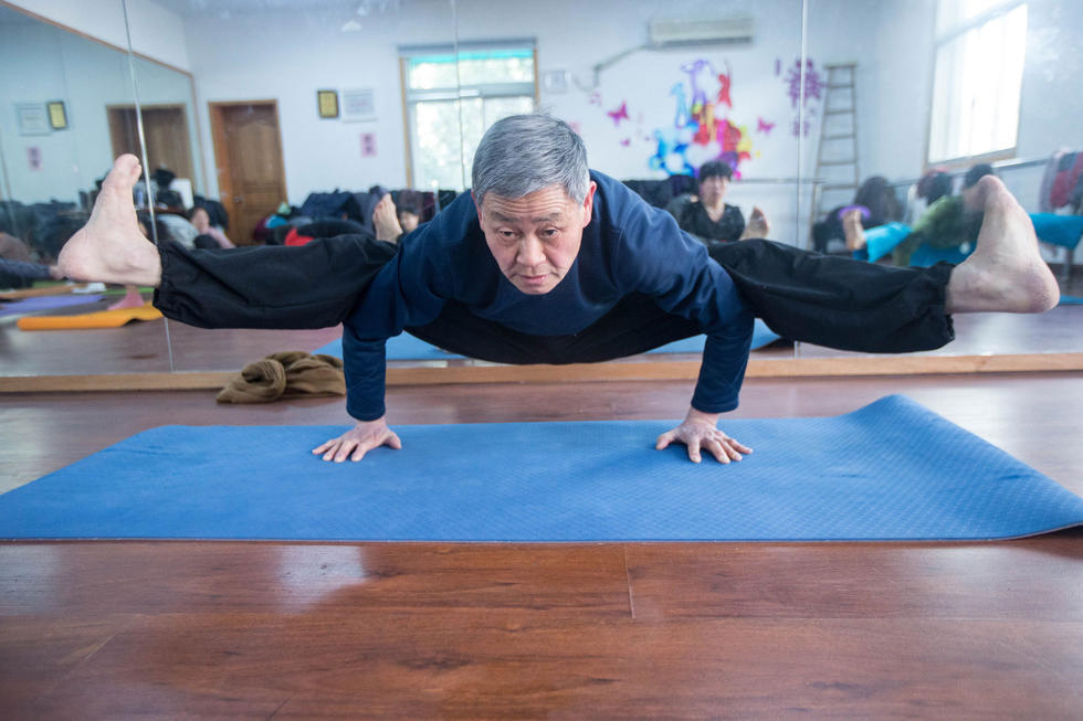 72岁老人练瑜伽 倒立劈叉不在话下