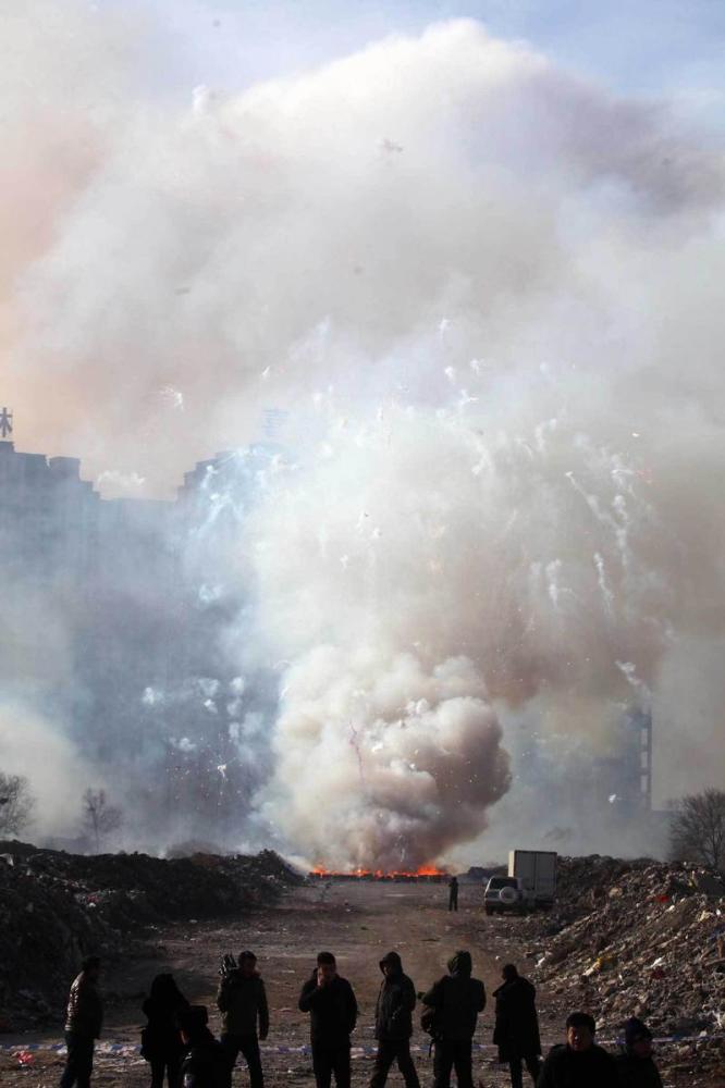 沈阳销毁烟花爆竹 如同电影大片