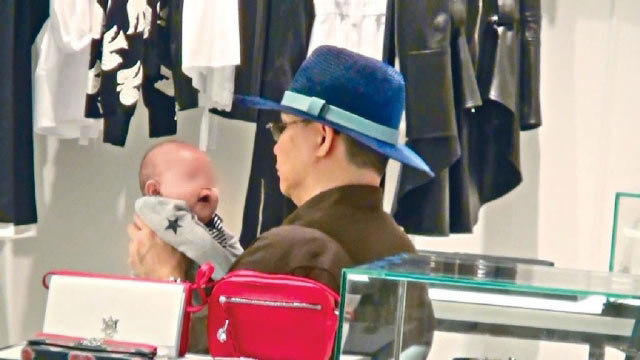 他曾红极一时 如今抱娃陪总裁妻子逛街甘心做背后的男人！（组图） - 2