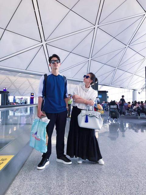 贾静雯晒与修杰楷合影 夫妻俩上演最萌身高差