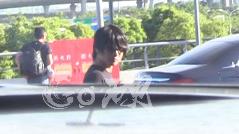 韩寒哈欠连连疲惫回沪陪家人 小野已经长成大姑娘了（组图） - 1