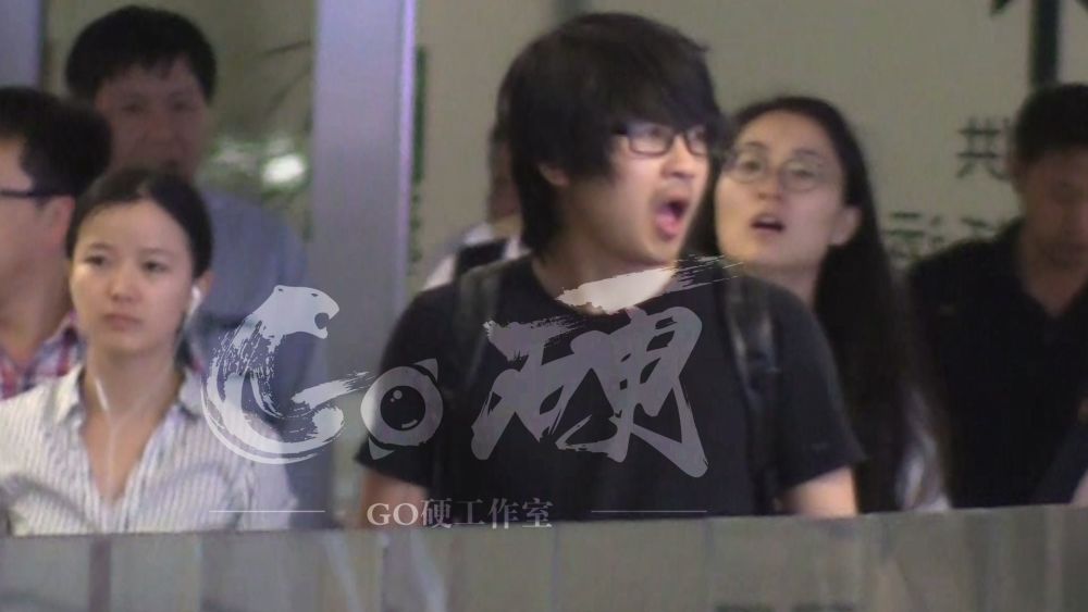 韩寒哈欠连连疲惫回沪陪家人 小野已经长成大姑娘了（组图） - 4