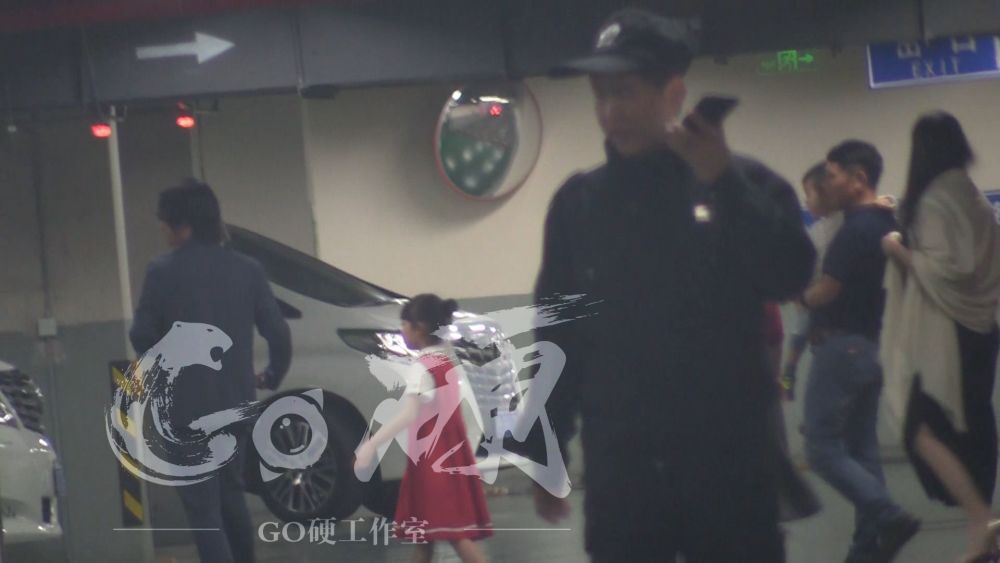 韩寒哈欠连连疲惫回沪陪家人 小野已经长成大姑娘了（组图） - 5