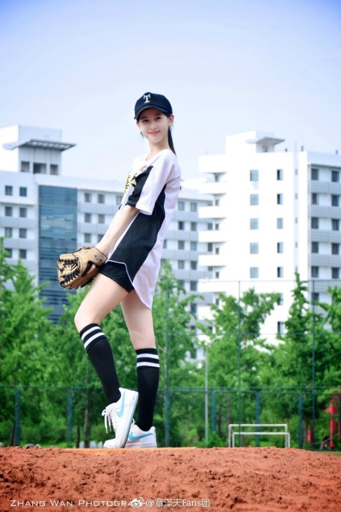 章泽天粉丝团公开一组小天棒球写真的旧照,照片中章泽天身材颀长,肤白