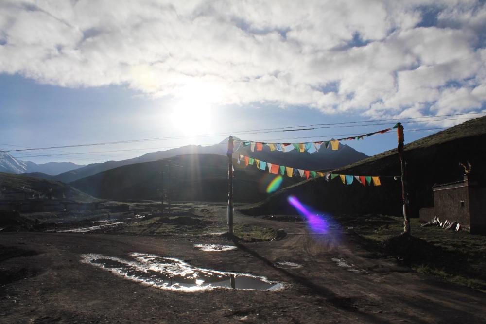 绝大多数人去珠峰路上忽略的这段风景，竟是藏族圣地夏天花海徜徉