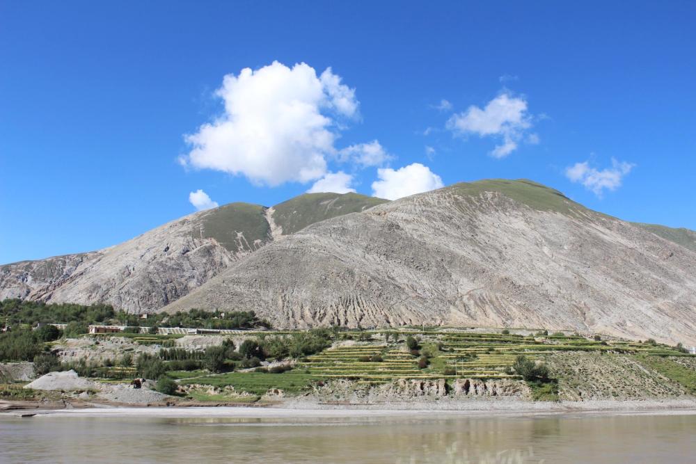 绝大多数人去珠峰路上忽略的这段风景，竟是藏族圣地夏天花海徜徉
