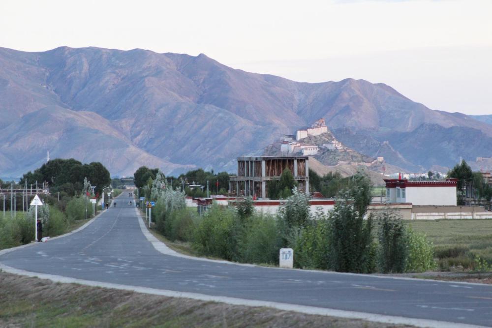 绝大多数人去珠峰路上忽略的这段风景，竟是藏族圣地夏天花海徜徉