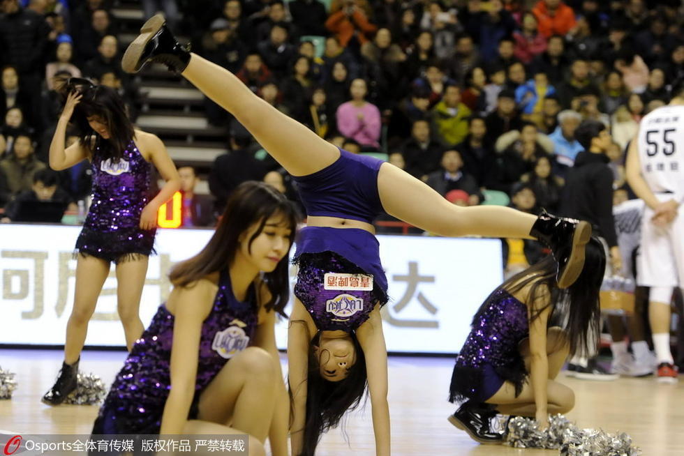 篮球宝贝胸猛异常 倒立一字马香艳