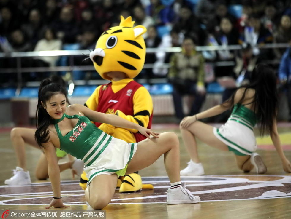 篮球宝贝胸猛异常 倒立一字马香艳