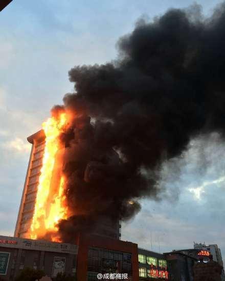 四川西昌一高楼起火 火烧10余层