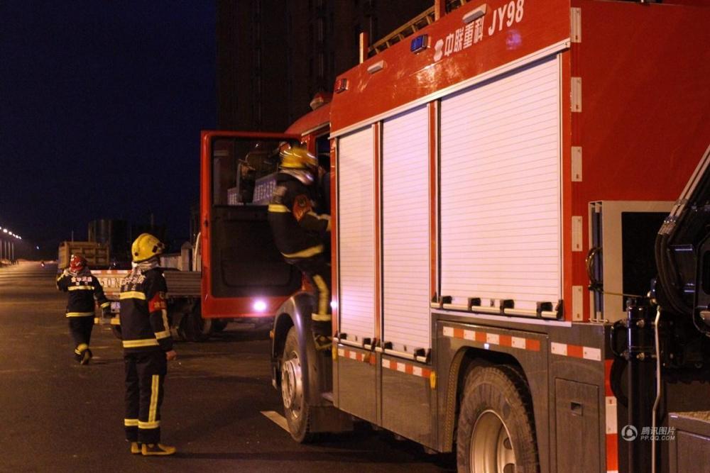 嫌工钱少 泥水工爬吊塔索要50万