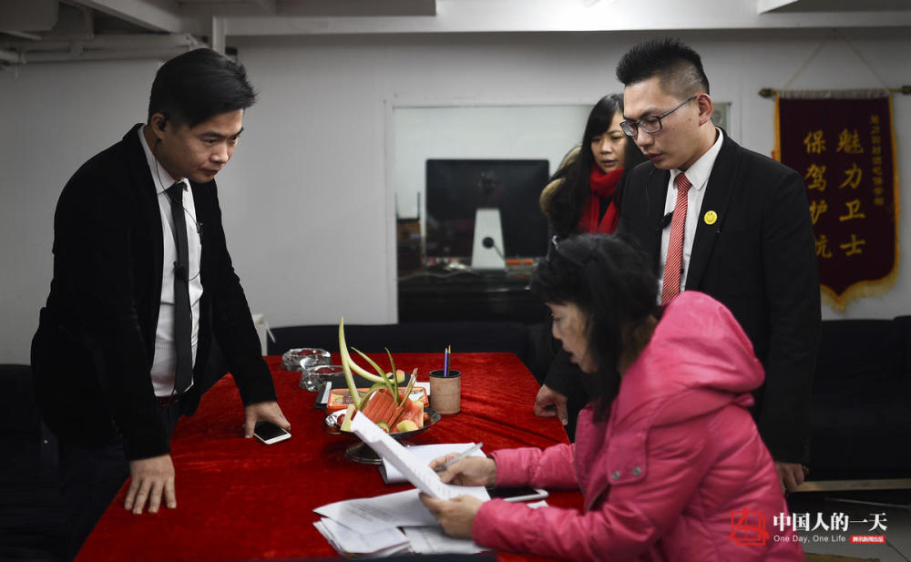 酒吧经理的过年夜:给客人敬酒加献吻