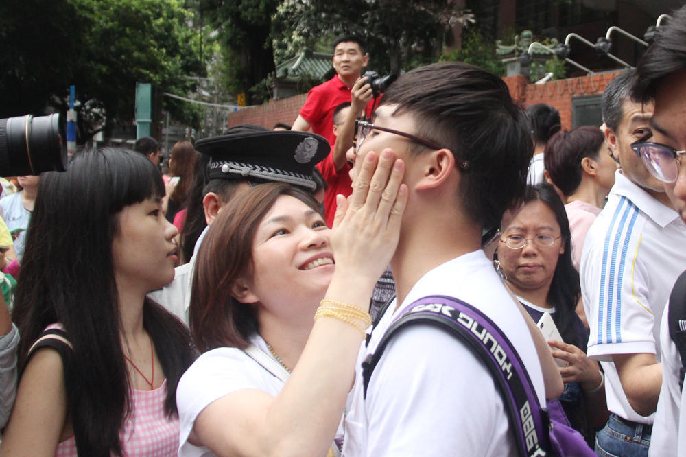 高考结束后家长挤爆校门 老外路过 一脸懵圈(组图) - 7