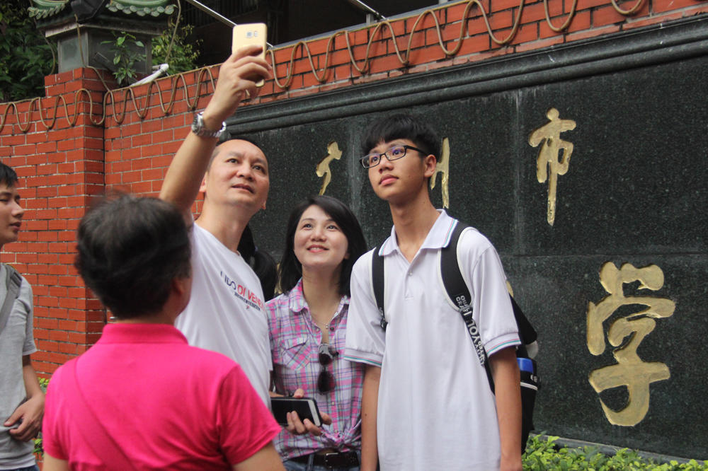 高考结束后家长挤爆校门 老外路过 一脸懵圈(组图) - 10