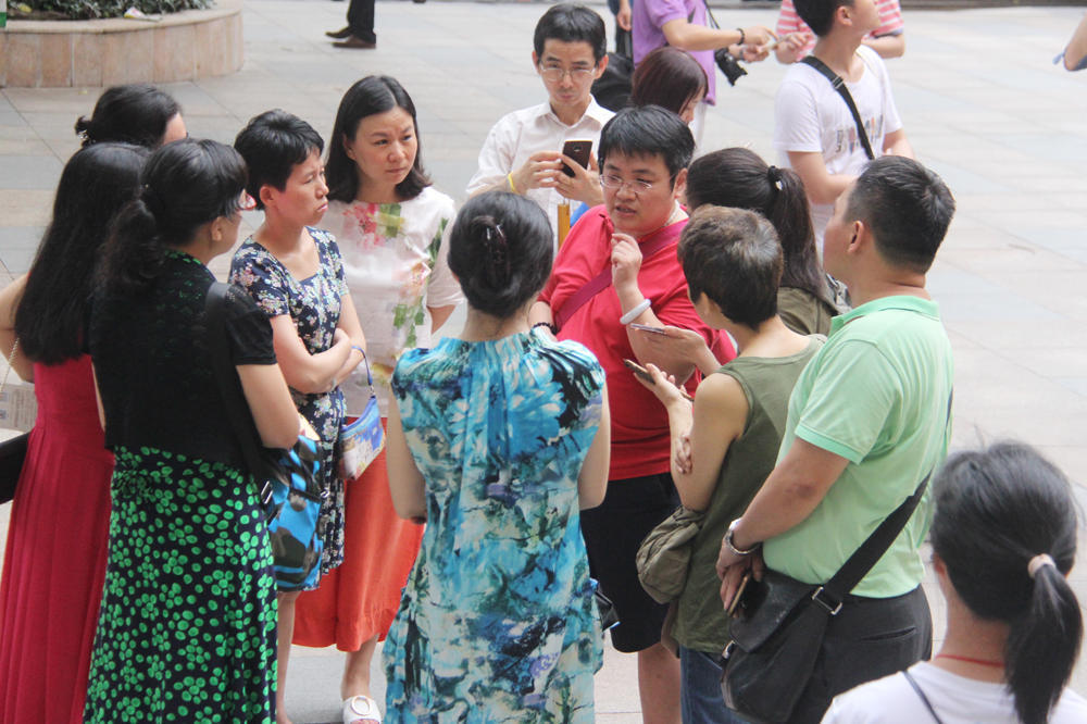 高考结束后家长挤爆校门 老外路过 一脸懵圈(组图) - 12