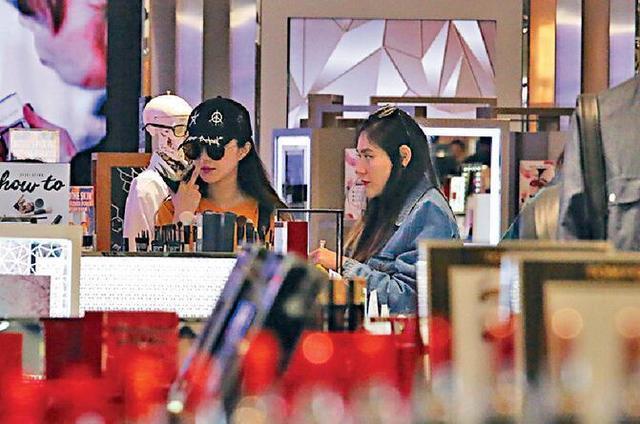 范小胖名不副实！范冰冰好瘦啊 破洞牛仔裤里大白腿细得耀眼（图） - 3