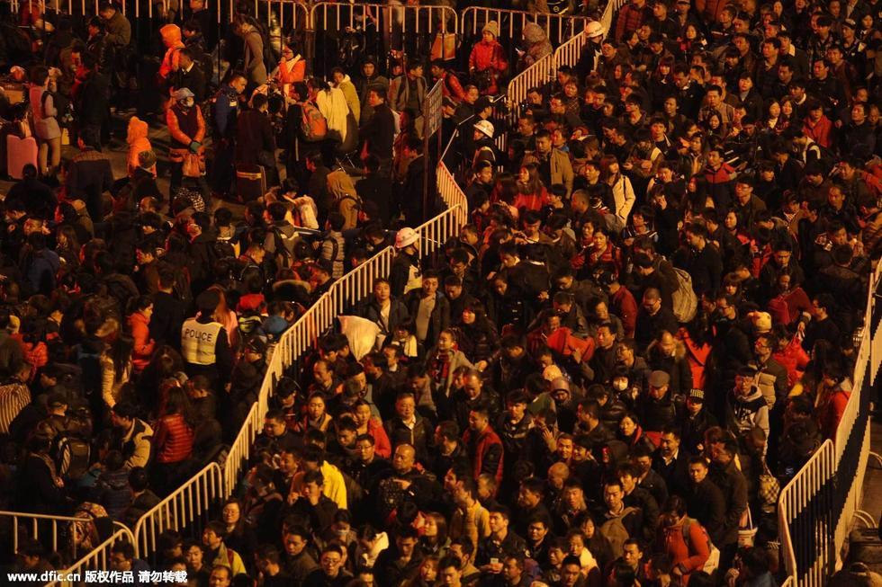 恐怖!广州火车站滞留乘客人山人海