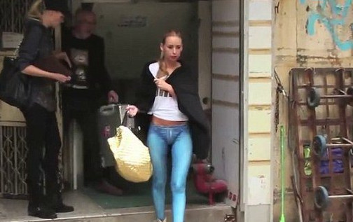 街上没有穿内衣的美女_没有穿内衣的美女大全