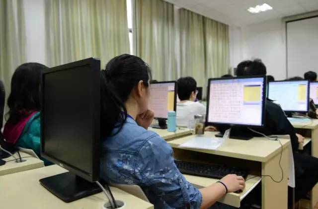 现场直击!原来 上海高考试卷是这样批出来的