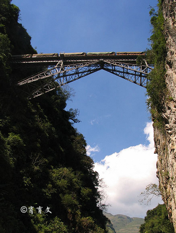云南米轨铁路上的人字桥，历经百年磨损，到今天一颗螺钉都没换过