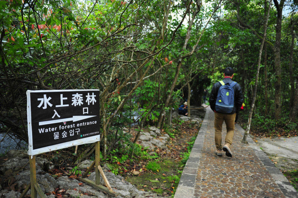 《跟着贝尔去冒险》拍摄地 男子水上森林卖水果你一定没见过！