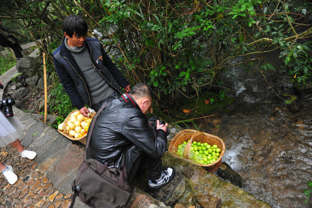 《跟着贝尔去冒险》拍摄地 男子水上森林卖水果你一定没见过！
