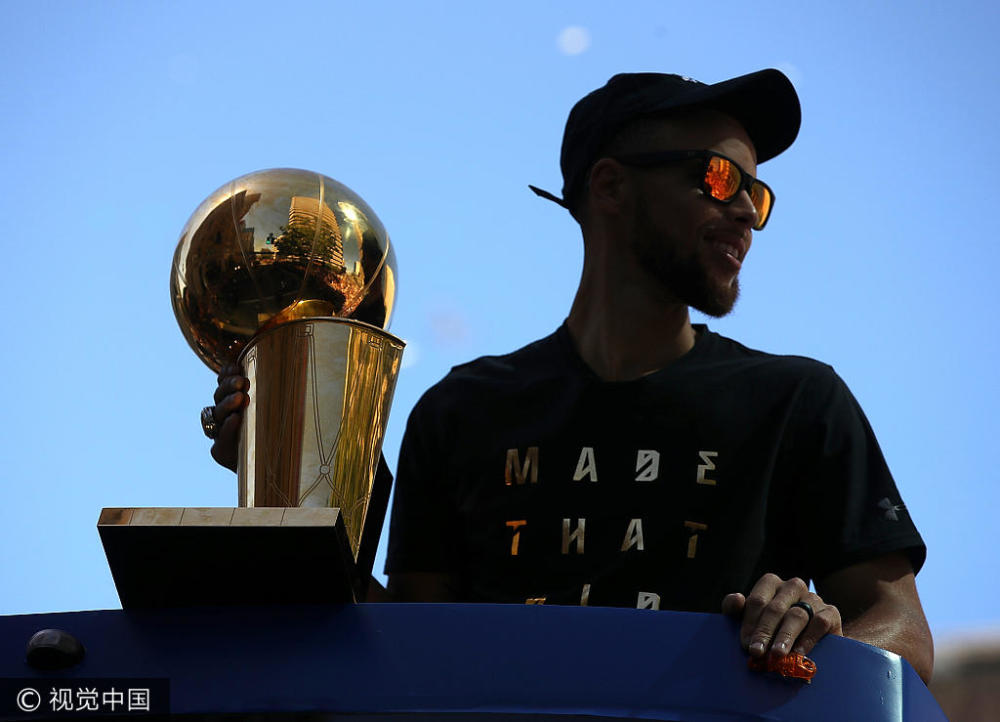 勇士举行冠军庆典 库里高举总冠军奖杯