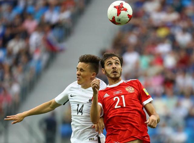 GIF回看-俄罗斯名将后插上挑射 对手后卫乌龙