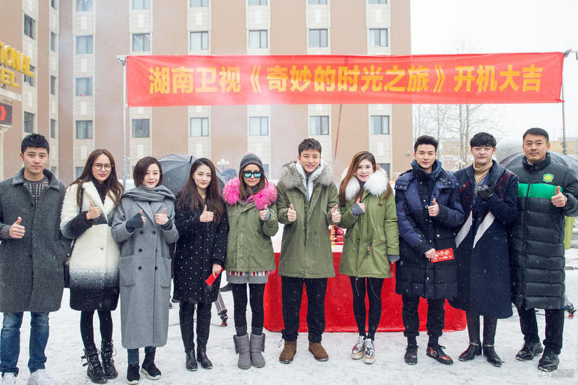 谢娜与赵丽颖撞衫:一件衣服两种风格